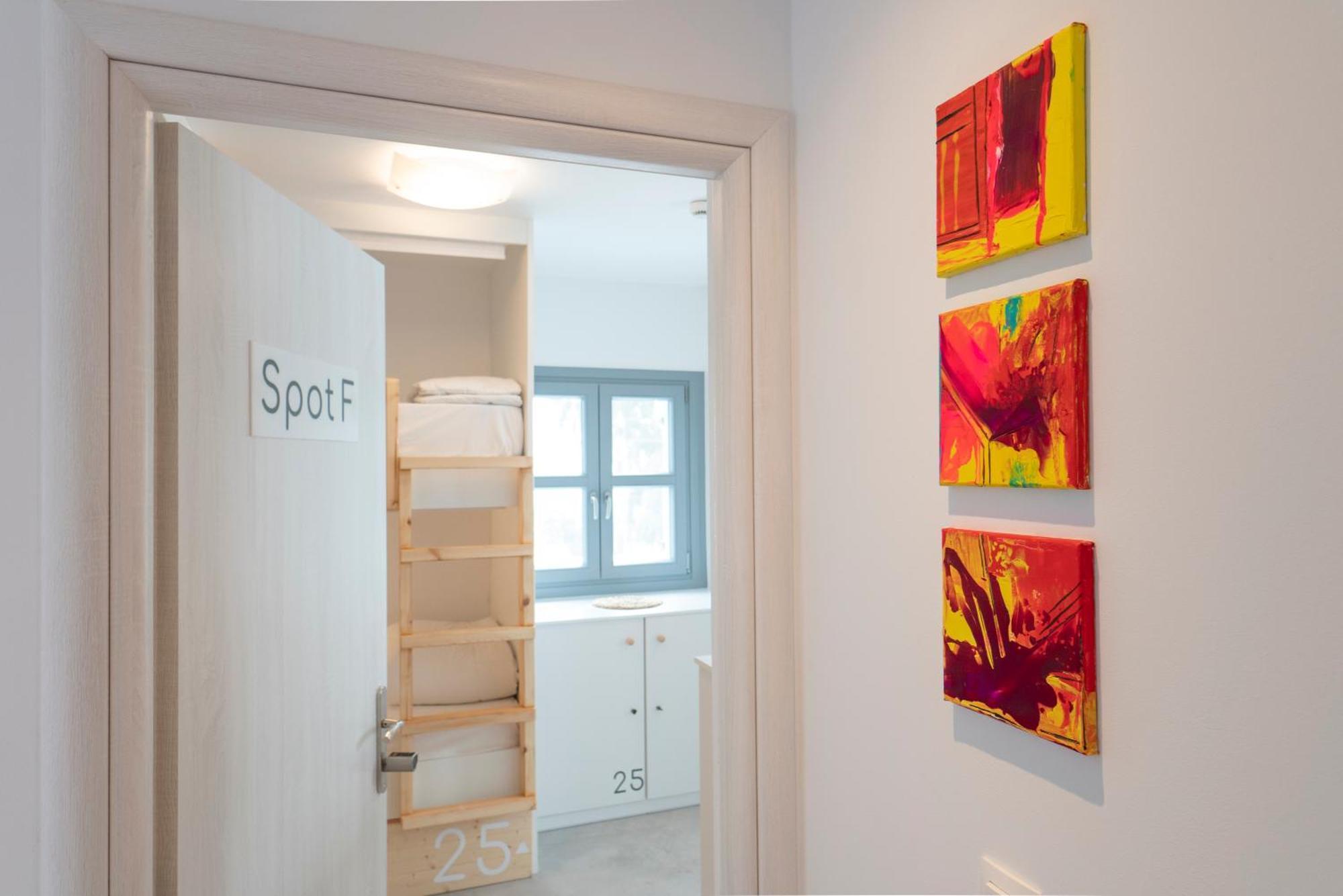 Bedspot Hostel Тира Экстерьер фото