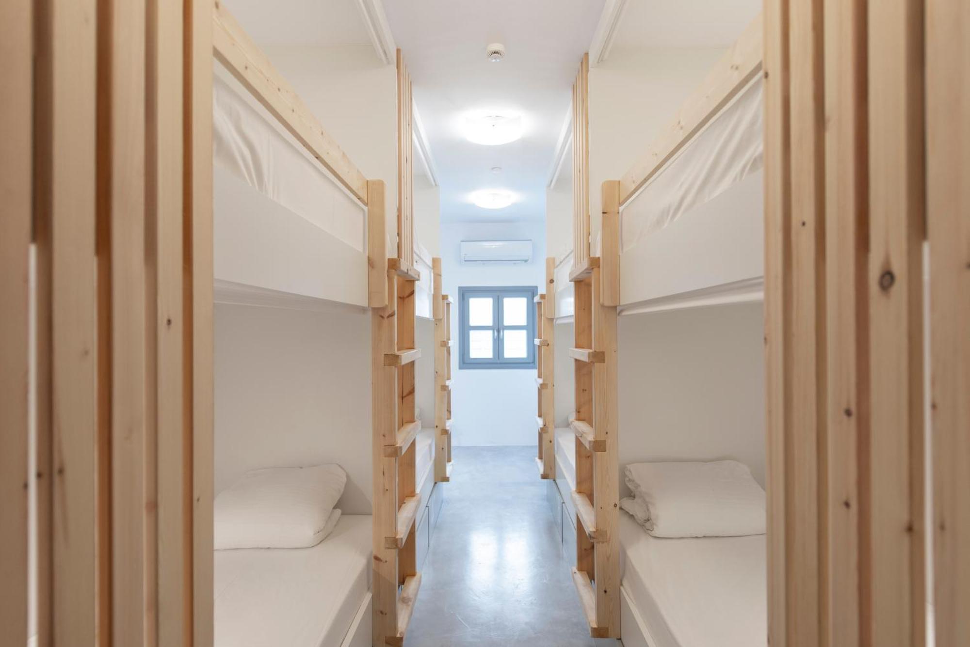 Bedspot Hostel Тира Экстерьер фото